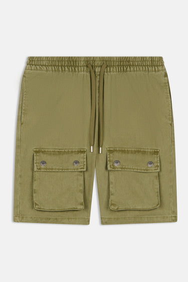 Short cargo Piranha Kaki à plat vu de face, taille élastiquée avec cordon et deux grandes poches à rabat boutonnées