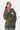 Sweat à capuche Poncho Kaki porté par une mannequin femme, vue de face, fleurs de lys blanche et noire sur la poitrine