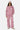Sweat à capuche Poncho Rose porté avec le jogging assorti par une mannequin femme en casquette, fleurs de lys, vue de face