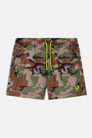 Short de bain Porquerolles Camouflage vu de face à plat, cordon jaune fluo et petit écusson cœur sur la jambe
