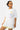 T-shirt Portofino Blanc porté par un mannequin femme, de face en plan taille, trois cœurs jaune, bleu et rose, short rayé