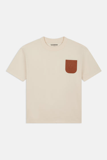 T-shirt Power Écru à plat, de face, poche poitrine en forme d'écusson couleur terracotta