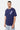 T-shirt Punky Bleu Marine porté par un mannequin homme, de trois quarts, deux fleurs de lys lavande, jean clair