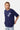 T-shirt Punky Bleu Marine porté par un mannequin femme, de face, deux fleurs de lys lavande brodées, jean à fleurs de lys