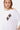 T-shirt Punky Blanc, plan rapproché sur un mannequin femme, de face, deux fleurs de lys brodées à motif léopard
