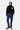 Pantalon cargo Suede Denim Bleu Foncé porté par une mannequin femme avec pull noir à coeur et casquette