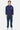 Pantalon cargo Suede Denim Bleu Foncé porté en pied par un mannequin homme avec sweat à capuche bleu marine