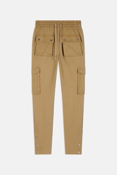 Pantalon cargo Suede Beige vu de face à plat, cordon de serrage, poches à rabat et boutons-pressions aux chevilles