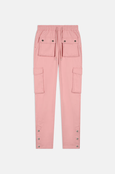 Pantalon cargo Suede Rose vu de face à plat, cordon de serrage, poches à rabat et boutons-pressions aux chevilles