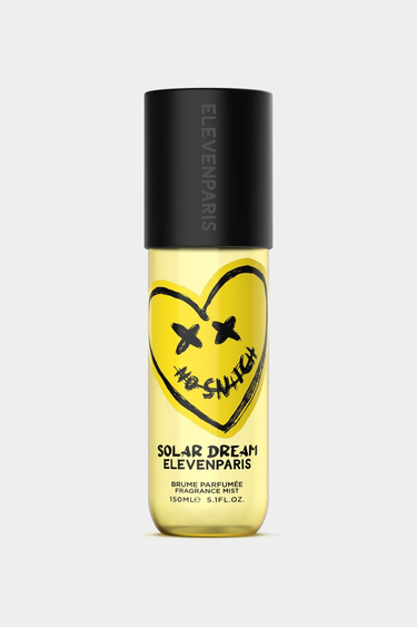 Brume parfumée Solar Dream en packshot, flacon jaune au bouchon noir, coeur NO SNITCH, fond gris clair