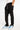 Pantalon cargo Suede blk noir porté de face par un mannequin homme, main dans la poche, baskets bleues et blanches