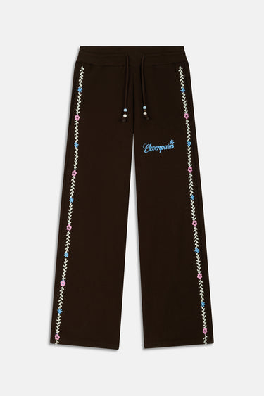 Jogging Taco Marron vu de face à plat, marron foncé, broderie de fleurs sur les côtés et logo bleu clair