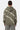 Sweat à capuche Tamara Kaki tie-dye porté vu de dos par une mannequin, rayures écrues en diagonale