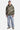 Sweat à capuche Tamara Kaki tie-dye porté en pied par un mannequin homme avec jean clair à fleurs de lys