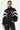 Veste zippée Taren Noir portée de face par une mannequin femme, fleurs de lys sur la poitrine, main dans la poche