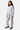 Jogging Tess Gris Chiné porté par une fille en pied, cœurs bleus et rouges brodés sur la jambe, baskets noires et blanches