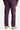 Jogging Tess Aubergine porté par un homme, de dos, cœurs smiley rose et blanc sur la jambe et baskets claires