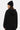Robe à capuche Texas Noire portée par une femme, de dos, avec bonnet noir et surpiqûres multicolores sur les manches