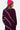 T-shirt manches longues Thailande Violet tie-dye porté par une femme, de dos, avec bonnet rose et rayures blanches