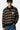 Pull polo Thomas Marron en maille rayée porté par un homme, de face, avec jean bleu à fleurs de lys