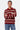 Pull polo Thomas Rouge en maille rayée porté par une femme, de face, bras croisés, avec jean à fleurs de lys
