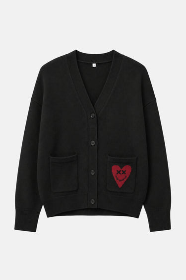 Cardigan Tiago Noir en maille à plat, de face, col V boutonné, deux poches plaquées et cœur rouge smiley sur la poche