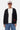 Cardigan Tiago Noir porté par une femme, de face, sur t-shirt blanc, casquette trucker et jean à fleurs de lys