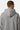 Sweat à capuche zippé Tindra Gris Chiné, zoom sur le dos avec écusson brodé sur la capuche