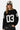 Pull Tobias Noir Chiné porté de face par une femme avec casquette, grand numéro 03 blanc sur le buste