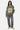 Pull Tobias Kaki porté par une femme avec jean gris à fleurs de lys, numéro 03 blanc, tenue complète