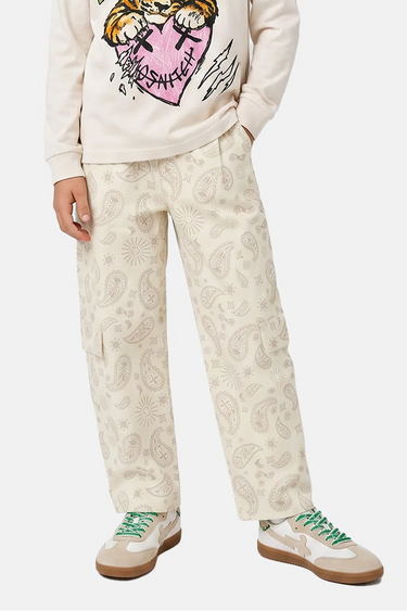 Pantalon cargo Toma Écru porté par un enfant avec sweat écru à tigre, motif cachemire et baskets