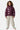 Doudoune Toupie Burgundy bordeaux en look complet portée par une fille avec pantalon cargo écru à motif cachemire