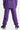 Jogging Tutti Violet porté de dos par un enfant, fleur de lys noire sur le bas de jambe et baskets noires et blanches