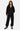 Jogging Tulum Noir en look complet porté par une mannequin femme avec sweat zippé noir assorti et baskets noires