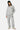Jogging Tulum Gris Chiné en look complet porté par une mannequin femme avec bonnet noir, sweat zippé assorti