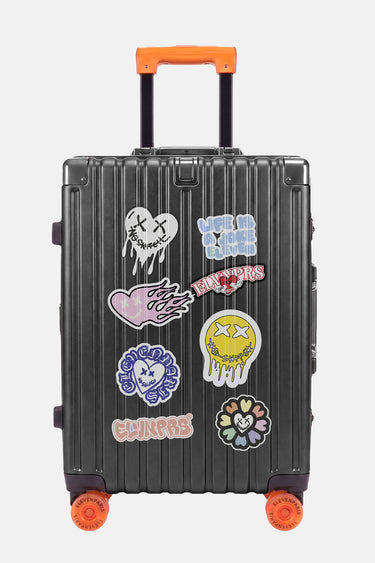 Valise Fugers Gris Foncé S de face, coque gris anthracite avec patchs colorés, poignée et roulettes orange