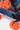 Valise Fugers Bleu Marine M, zoom sur les roulettes orange Eleven Paris et le bas de coque bleu foncé à rivets