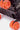 Valise Fugers Noir M, zoom sur les roulettes orange Eleven Paris et le bas de coque noire à rivets