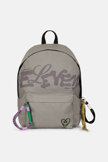 Sac à dos July Kaki de face, inscription Eleven en grand, poche zippée, cordons violet et vert et coeur brodé