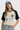 Pull ajouré Jargentine Blanc porté de face par une femme, manches noires, fleurs bleues brodées et écusson