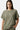 T-shirt Jalmera Kaki de face sur une mannequin femme, manches raglan, bords bruts et petit logo brodé