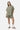 T-shirt Jalmera Kaki oversize porté en pied de trois quarts par une mannequin femme, short assorti, chaussettes à cœur