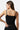 Top Jendala Noir à fines bretelles porté par une mannequin femme, vue de dos, avec short noir à taille élastiquée