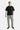 Jogging cargo Juede Gris Chiné porté en pied par un mannequin homme avec t-shirt noir à cœurs brodés, baskets noires