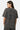 T-shirt Passau Gris Délavé porté par une mannequin femme de dos, grand emblème fleur de lys et New York