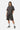 Short Ninon Gris porté par une mannequin femme avec le t-shirt assorti, vue de face en pied, baskets et chaussettes blanches