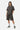 T-shirt Passau Gris Délavé et short assorti portés par une mannequin femme, look complet de face en pied avec baskets