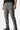 Pantalon cargo Suede Gris en détail de face, cordon de serrage, poches plaquées à rabat et poches latérales