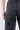 Pantalon Beleo Noir délavé, détail de la poche arrière et d'une fleur de lys noire sur le haut de la cuisse