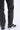 Pantalon Beleo Noir délavé, bas des jambes avec fleurs de lys noires, porté avec des baskets noires et blanches